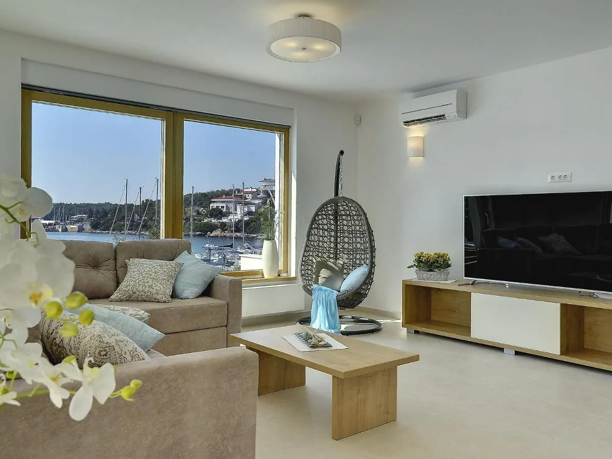 Beautiful Villa By The Sea Pjescana Uvala