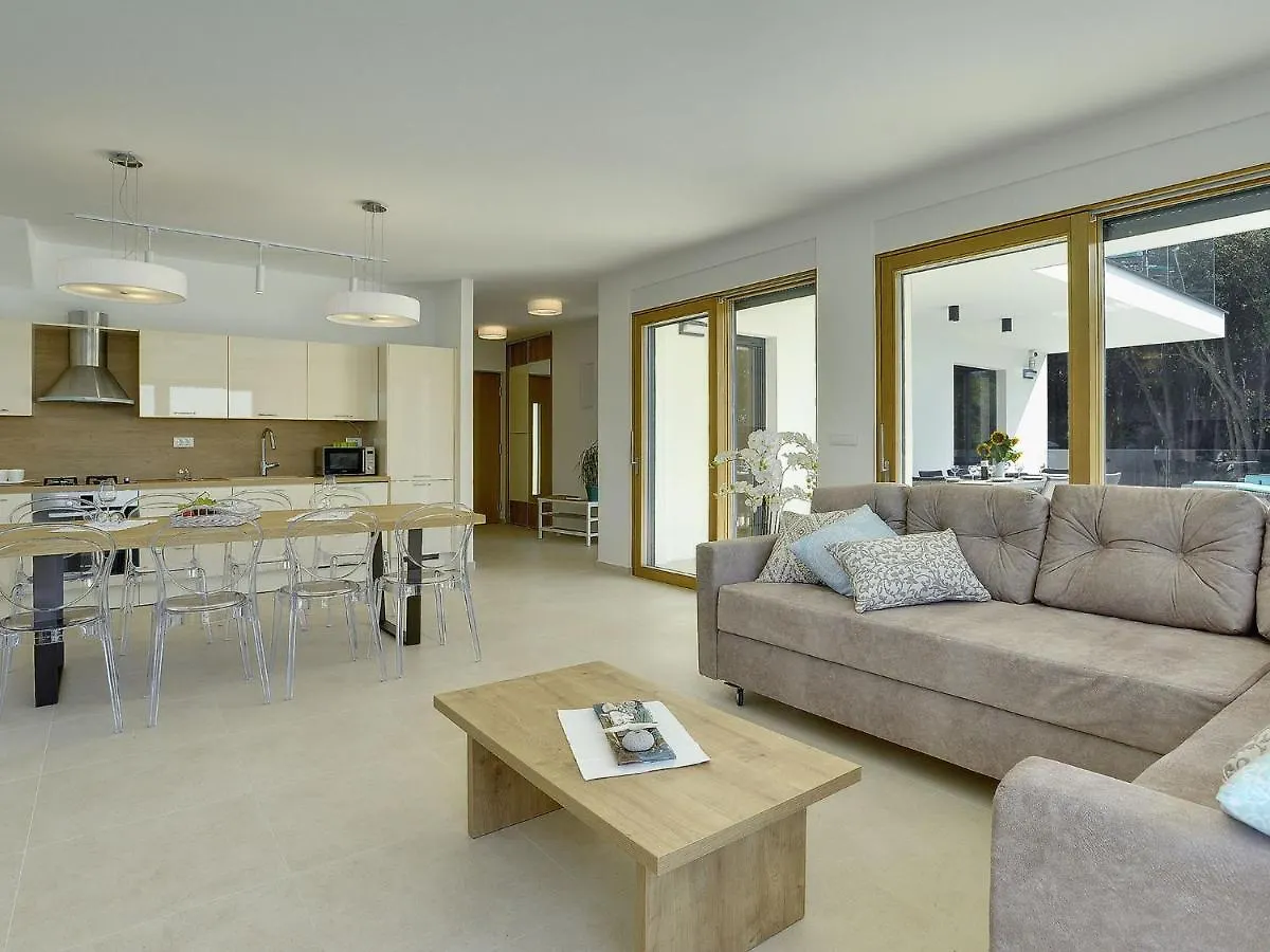 Beautiful Villa By The Sea Pjescana Uvala