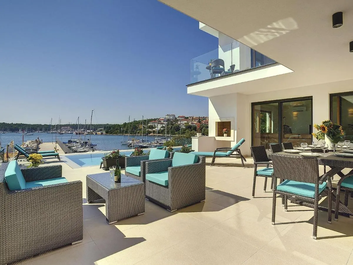 Beautiful Villa By The Sea Pjescana Uvala