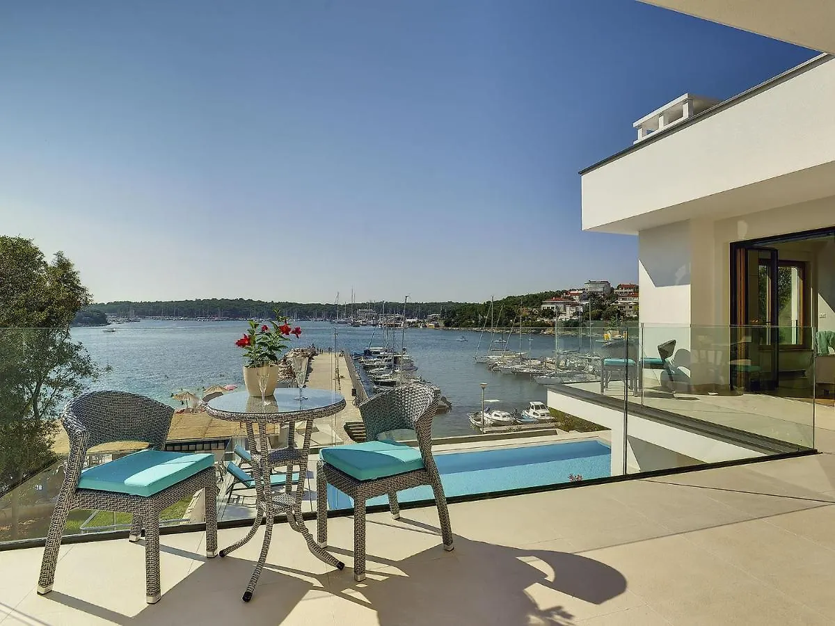 Beautiful Villa By The Sea Pjescana Uvala 0*,