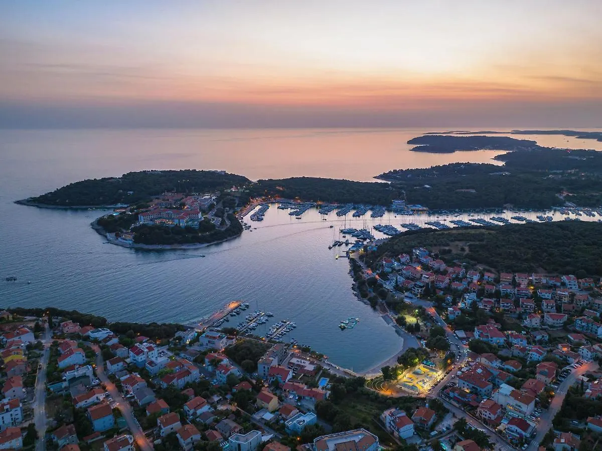 Beautiful Villa By The Sea Pjescana Uvala