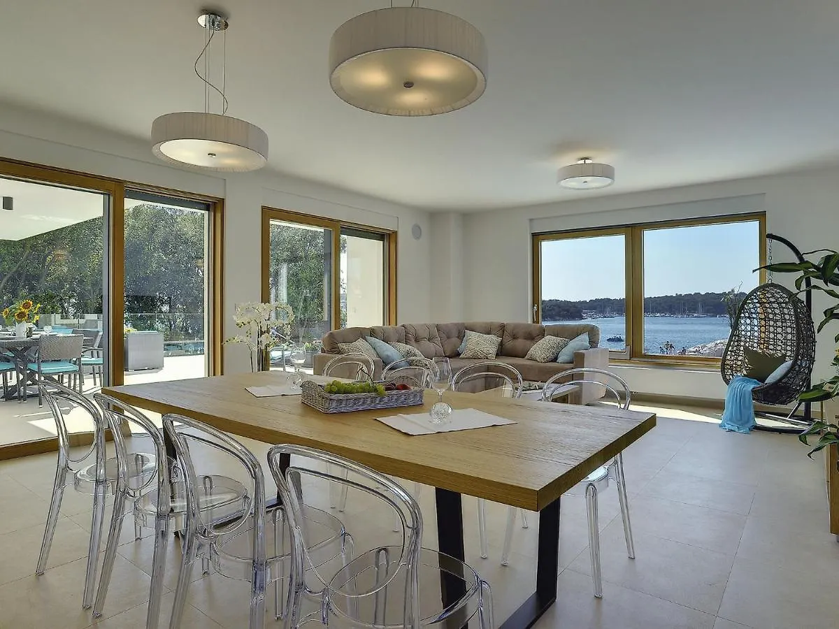 Beautiful Villa By The Sea Pjescana Uvala 0*,
